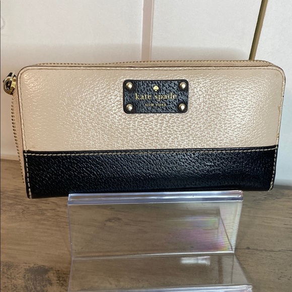 Kate Spade Black and Cream Colour block Wallet - lots of organizational space - Picture 1 of 7